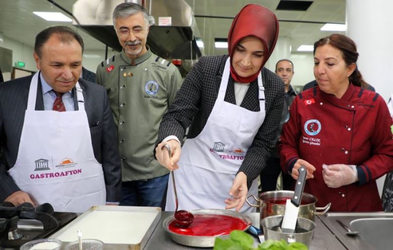 Vali Yiğitbaşı önlüğü taktı, geçti yemeklerin başına