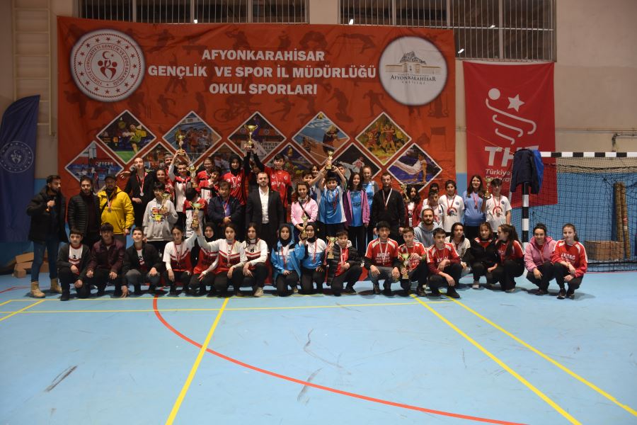 Floor Curling’de dereceye giren öğrenciler kupalarını aldı