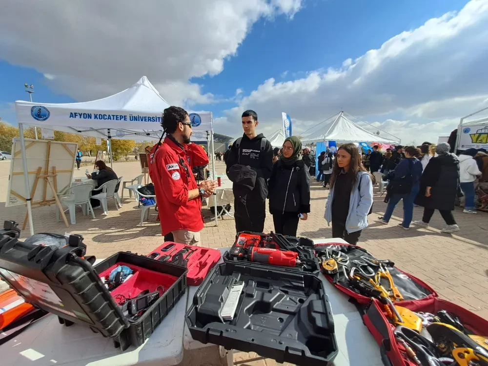 AKUT ve AKÜ AKUT Öğrenci Topluluğu, Tanıtım Etkinliğinde Gençlerle Buluştu