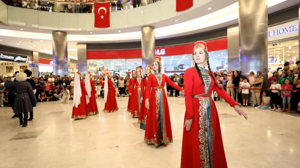 Park Afyon’da Halk Oyunları Festivali Coşkusu