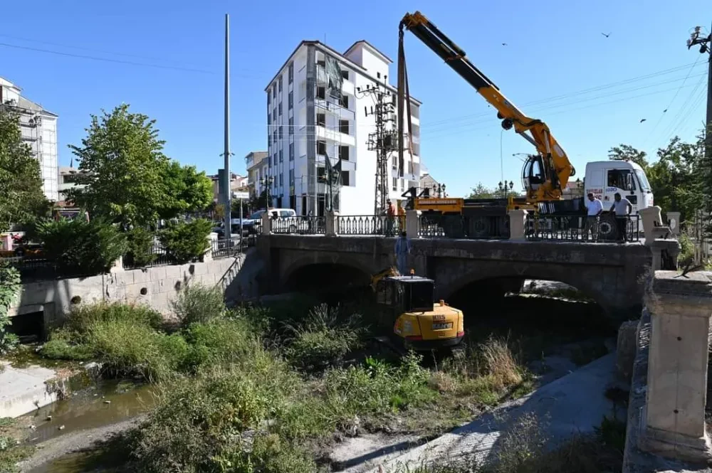 Emirdağ Belediyesi’nden Çay Deresi’nde Hummalı Temizlik Çalışması