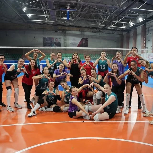 Afyon Belediye Yüntaş Voleybol Takımı Finalde