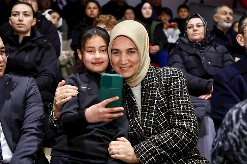 Vali Yiğitbaşı, Şehit Cüneyt Taşyürek Anısına Voleybol Maçını İzledi