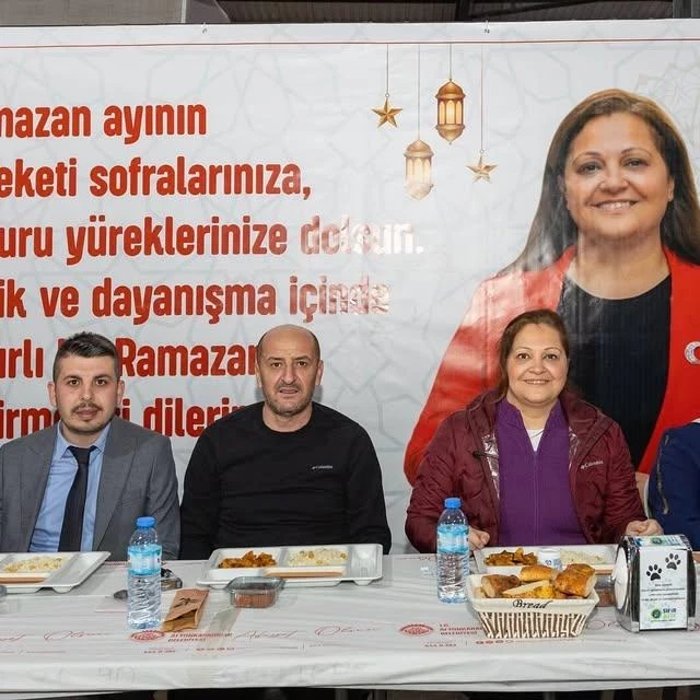 Afyonkarahisar Belediye Başkanı Burcu Köksal, Hemşehrileriyle Birlikte İftara Açtı