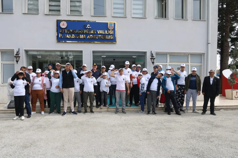 MİNİK YÜREKLERDEN JANDARMAYA ANLAMLI ZİYARET