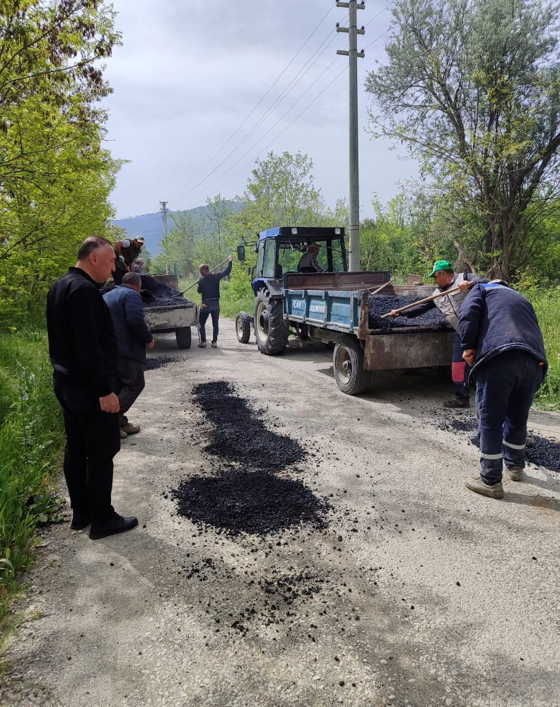 ÇAY’DA HASARLI ASFALT YOLLAR ONARILIYOR