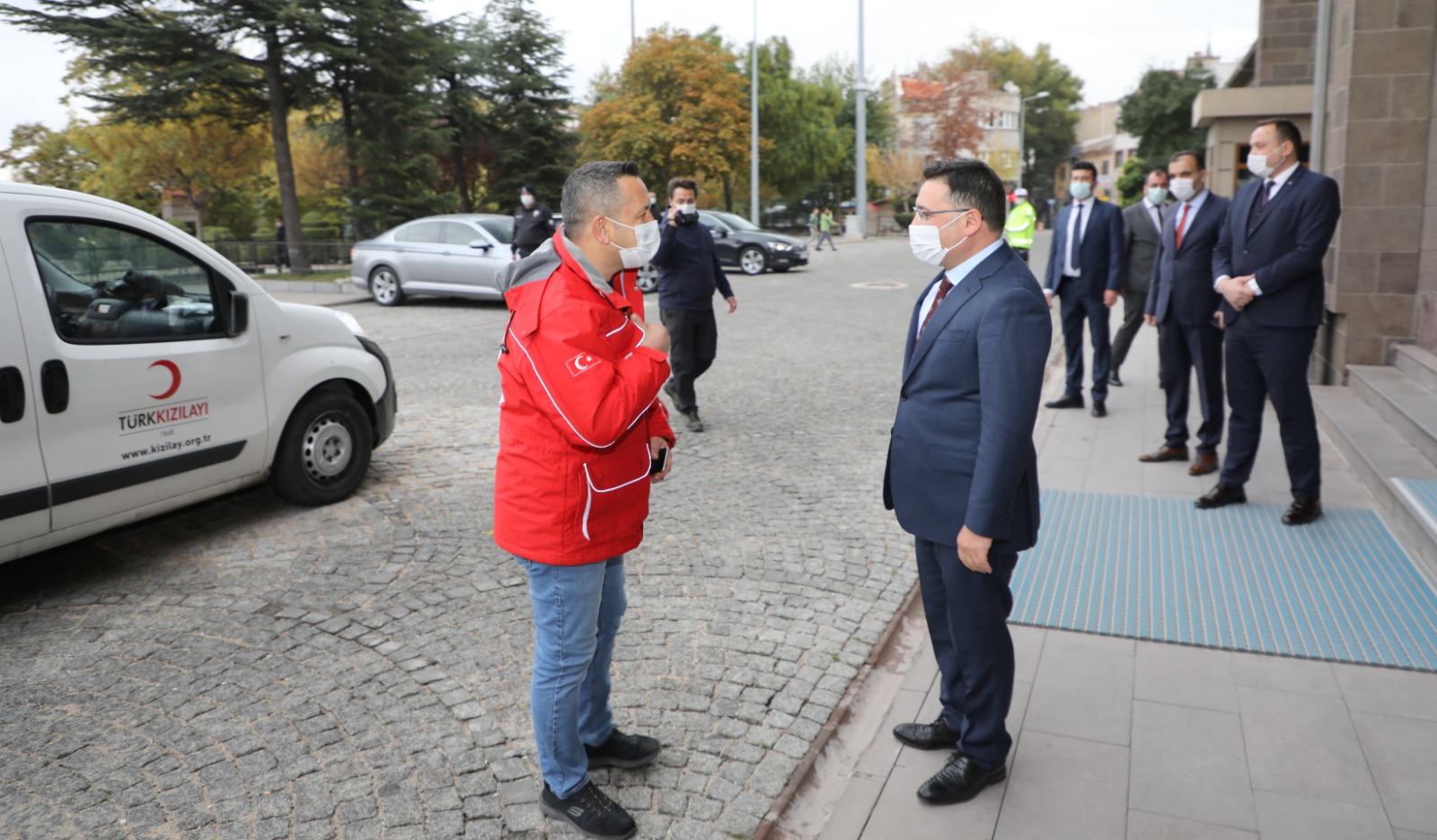 İzmir?de Yaraları Saran Kızılay Ekibini Vali Gökmen Çiçek Karşıladı