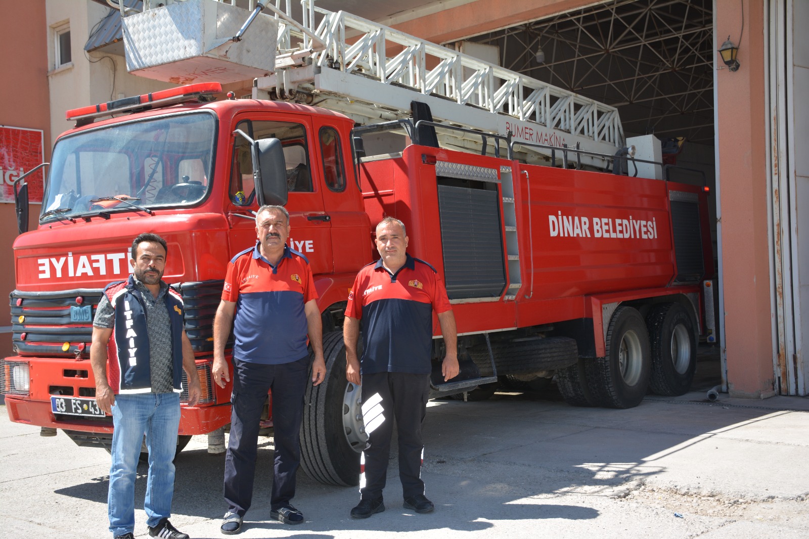 Dinar İtfaiye ekipleri Isparta?da yangına müdahale için yola çıktı